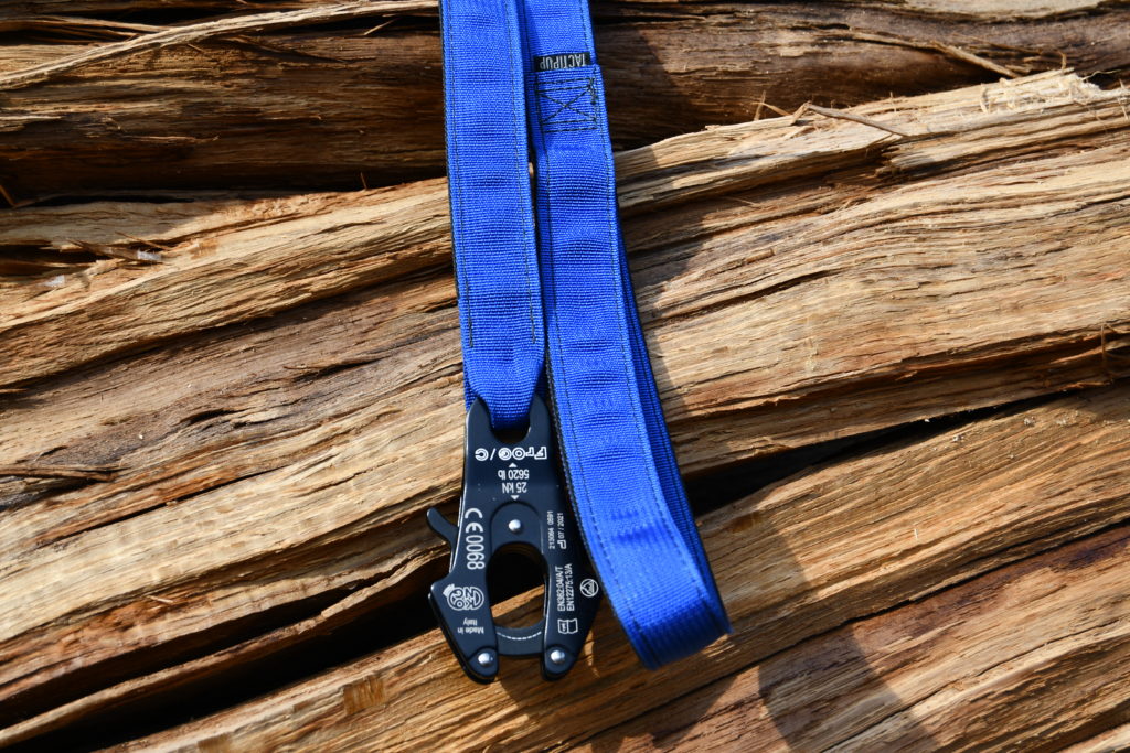 An example of a Kong Frog clip leash lead from Tactipup